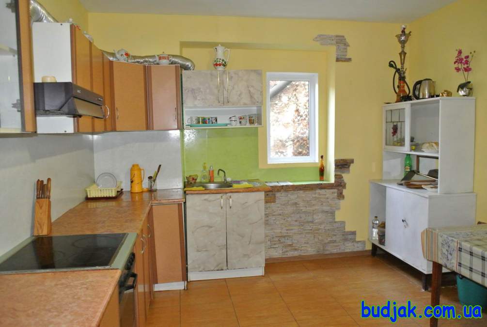 Кухня в гостевом доме отдыха «У друзей» на курорте Рассейка . 2019 год. Фото № 9784